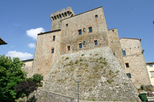 La Rocca, fronte rivolto al paese, si nota la forte scarpatura delle mura.