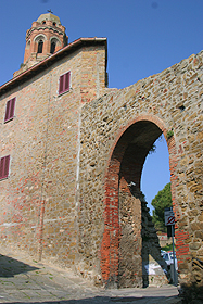Porta di San Giovanni Battista, s'intravede anche il campanile (già Torre della cinta muraria)