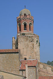 La chiesa di San Giovanni Battista, il cui campanile fu ricavato da una delle torri della cinta