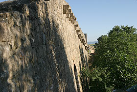 Monticchiello | Cortina muraria con resti del camminamento di ronda