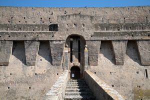 L'accesso dal lato rivolto verso terra con la lunga rampa di scale esterne in pietra