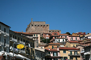 La Fortezza sovrastante l'abitato.