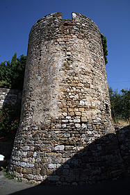 Uno dei torrioni cilindrici della seconda cerchia